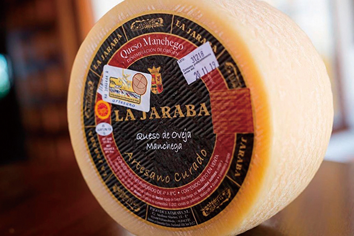 ワイナリーで製造するマンチェゴチーズ